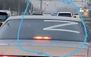 Алматинские полицейские устроили проверку автомобиля с наклейкой Z