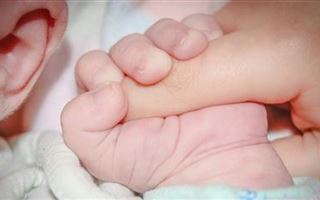 В Шымкенте девушки нашли на улице новорожденного ребенка