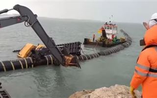 Падение экскаватора в Каспийское море попало на видео 
