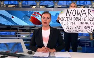 "Соғысты тоқтатыңдар". Ресейдің бірінші арнасында тікелей эфир кезінде журналист плакатпен жүгіріп шықты (ВИДЕО)