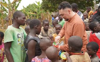 Казахстанец обрадовал африканских детей новым колодцем
