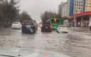 В Алматы в результате сильных дождей образовались потопы