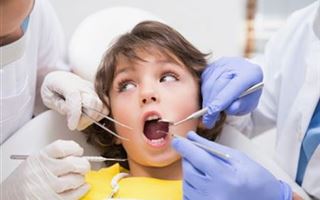 Стоматолог назвала вредную и полезную еду для детских зубов
