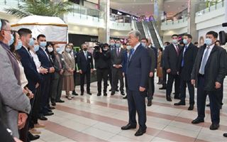 Президент Казахстана посетил ТРЦ, пострадавший в ходе январских беспорядков