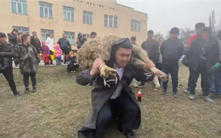  Казахстанцев восхитил аким, который 50 раз присел с бараном на плечах