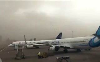 Сильный порыв ветра сдвинул с места самолет в аэропорту Алматы