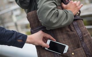 В центре Алматы у девушки украли iPhone