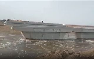 Участок трассы из Актобе в Астрахань затопили талые воды