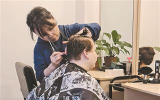 В Алматы работает салон красоты, где бесплатно оказывают парикмахерские услуги малообеспеченным семьям