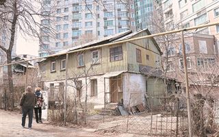 Жители элитных многоэтажек в центре Алматы обрекли жильцов бараков на мучения 