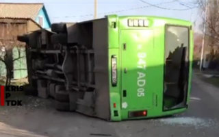 В Алматинской области автобус перевернулся на бок - есть пострадавшие