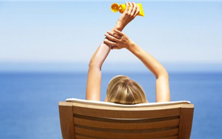 Учёные рассказали, чем могут быть опасны солнцезащитные кремы 