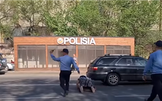 Жительница Алматы, протестуя против действий полицейских, бросилась под машину