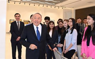 Нурсултан Назарбаев посетил выставку творческих работ воспитанников Детской художественной школы – клуба ЮНЕСКО