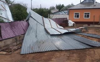Сильный ветер срывал крыши зданий в Кызылординской области