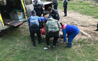 Спасатели эвакуировали пострадавшего из ущелья Алма-Арасан в Алматы 