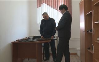 Полицейские выкупают незаконное оружие у жителей Кызылорды