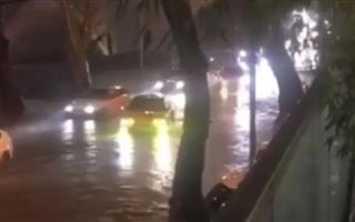 В Тбилиси из-за сильного дождя затопило центральные улицы