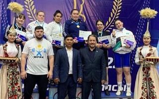 Карина Кузганбаева стала трехкратной чемпионкой Казахстана по тяжелой атлетике