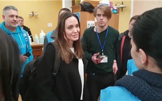 Недоеденный круассан Анджелины Джоли продают в Украине