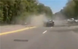 В Алматинской области произошло лобовое столкновение двух машин - водитель умер - видео