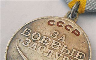 Семья казахстанского солдата вернула награду, утерянную в 1994 году 