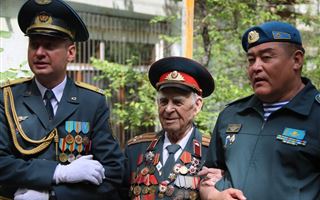 Военнослужащие Алматинского гарнизона поздравили ветеранов с Днем Победы