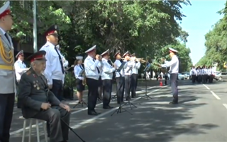 В Алматы полицейские развернули ансамбль во дворе ветерана ВОВ