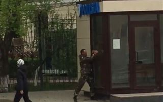 Пьяный мужчина бил кирпичом по пункту полиции в Уральске – видео