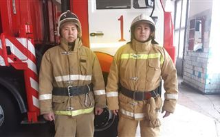 Спасатели вынесли на носилках мужчину из горящей квартиры в Павлодаре