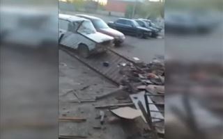 В Карагандинской области обрушились два балкона и побили припаркованные машины