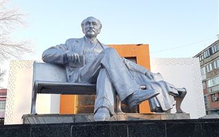 "Пережил трех акимов": жители Кызылорды просят перенести памятник Мухтару Ауэзову на новое место