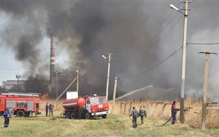 Пожар произошел недалеко от нефтебазы в Петропавловске