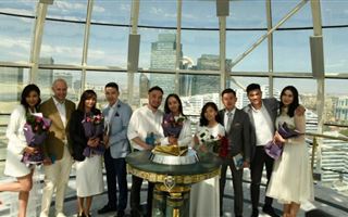 15 пар поженились на вершине "Байтерека" в День семьи