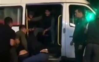 Призывников заталкивают в автомобиль в Казахстане - ВИДЕО