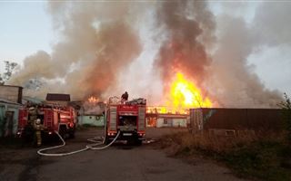 В Щучинске потушили крупный пожар на рынке