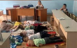Қызылорда облысындағы оқу орталықтардың бірінде балалардың суық еденде жатқан суреті тарады