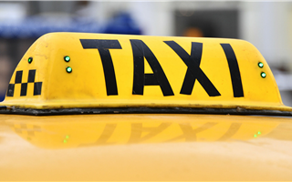 Таксист в Шымкенте обманул пассажиров на 1,5 млн тенге