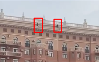 Опасные догонялки детей на краю крыши многоэтажки попали на видео в Актау