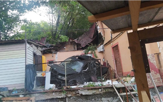 В посёлке Боралдай автомобиль разнёс крышу частного дома