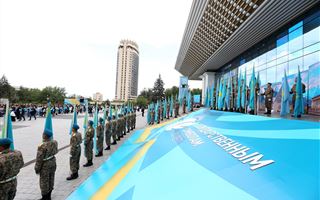Ерболат Досаев исполнил государственный гимн вместе с жителями Алматы