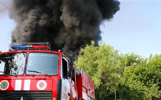 Военнослужащие спасли из горящего дома пожилого мужчину в Алматы