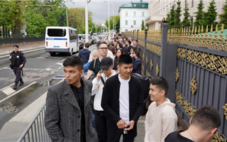 Казахстанцы стояли в очереди перед посольством в Москве, чтобы проголосовать