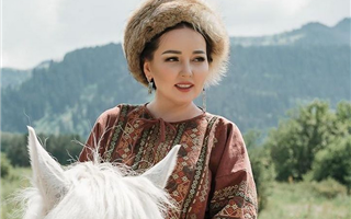 Русскому меня научила бабушка, которой было стыдно перед соседями за мою казахскую речь - Жазира Баирбекова