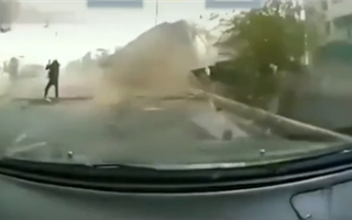 Мужчина чудом спасся от рухнувшего сверху билборда - видео
