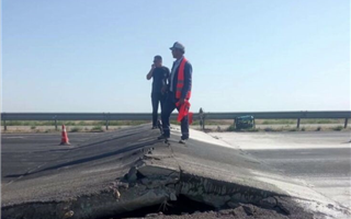Бетонные плиты поднялись на платной дороге на юге Казахстана