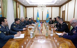 Министр обороны Казахстана встретился с командующим Центкома США