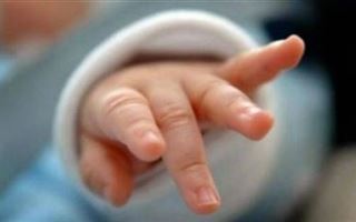 Новорождённого уронили на пол в роддоме Атырау