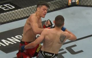 Казахский боец выиграл дебютный бой в UFC ярким нокаутом – видео