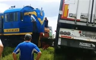 В Шымкенте грузовой поезд столкнулся с фурой